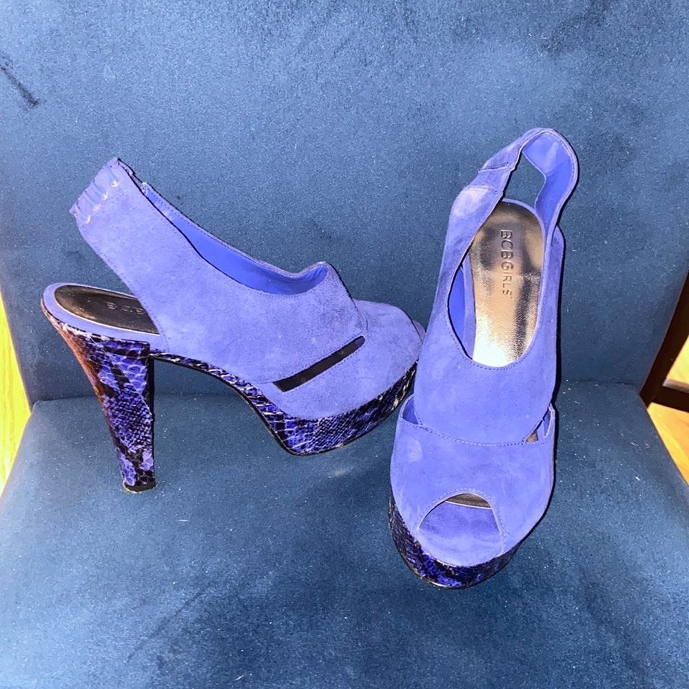 BCBG suede and blue platforms! Gorgeous plush suede and faux reptile accents.